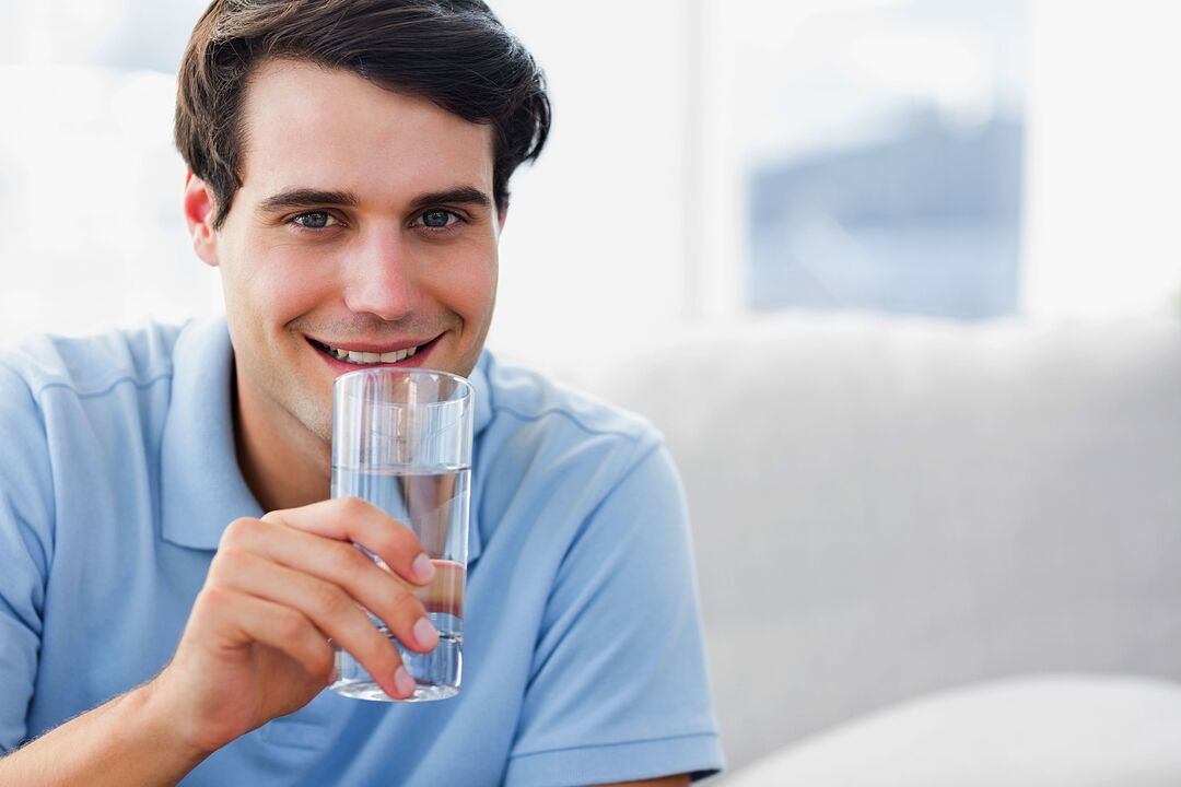 Nehmen Sie Ocuvit-Kapseln mit klarem Wasser ein